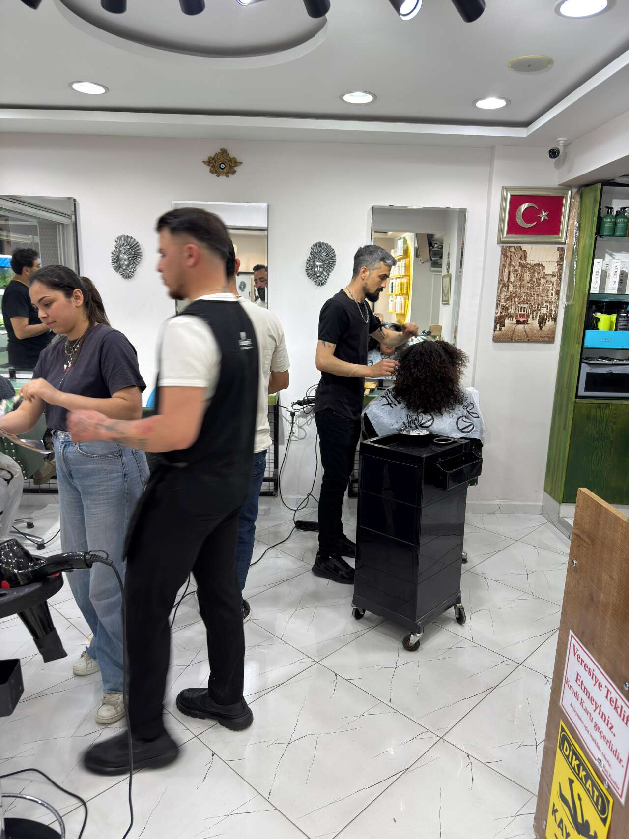 Menteşe’de Bayram Öncesi Kuaför Yoğunluğu Başladı 3